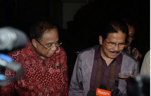 Menko Maritim Indroyono Soesilo dan Menko Perekonomian Sofyan Djalil menjawab wartawan, di Istana Merdeka, Jakarta, Rabu (15/4) petang