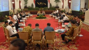 Suasana sidang kabinet paripurna yang dipimpin oleh Presiden Jokowi, di Istana Negara, Senin (13/4) malam