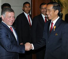 Presiden Jokowi menyambut Raja Yordania Abdullah sebelum melakuka pembicaraan bilateral di sela-sela KAA, di JCC Jakarta, Rabu (22/4)