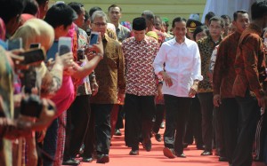 Presiden Jokowi didampingi Gubernur NTB tiba di lokasi acara "Tambora Menyapa Dunia", di Dompu, NTB, Sabtu (11/4)