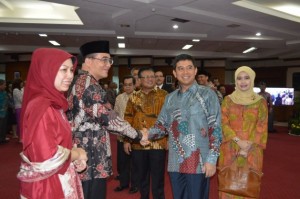 Menteri PAN-RB Yuddy Chrisnandi memberi ucapan selama kepada Bima Haria Wibisana yang baru dilantiknya sebagai Kepala BKN, di aula kantor BKN, Jakarta, Jumat (15/5)