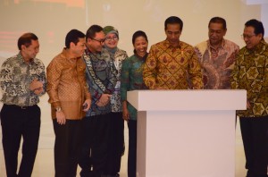 Presiden Jokowi didampingi sejumlah pejabat menandatangani prasasti peresmian kampus IPC Corporate Universitasi, di Ciawi, Bogor, Jabar, Selasa (5/5) pagi