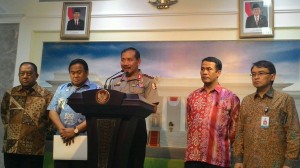 Kapolri Jenderal Badrodin Haiti didampingi sejumlah pejabat menyampaikan keterangan pers mengenai tidak ditemukannya beras plastik, di kantor Kepresidenan, Jakarta, Selasa (26/5)