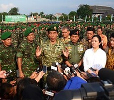 Presiden Jokowi menjawab wartawan seusai meresmikan groudbreaking RS Mo. Ridwan Meureksa, di Jakarta Timur, Rabu (13/5) sore