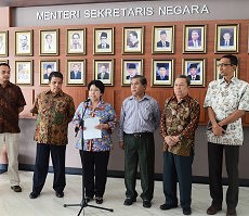 Pansel Komisi Yudisial mengumumkan nama-nama calon yang lolos seleksi administrasi, di Gedung I Kemensetneg, Jakarta, Rabu (27/5)