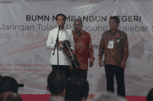Presiden Jokowi memukul tifa tanda dimulainya pembangunan Sulawesi - Maluku - Papua Cable System, di Merauke, Minggu (10/5) malam