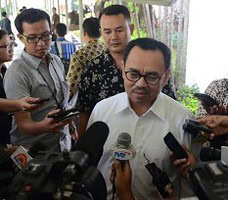 Menteri ESDM Sudirman Said menjawab wartawan seusai mengikuti Sidang Kabinet Paripurna, di kantor Presiden, Jakarta, Selasa (19/5)