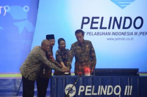 Presiden Jokowi didampingi Menteri BUMN dan Gubernur Jatim menekan sirene peresmian Terminal Teluk Lamong, di Surabaya, Jatim, Jumat (22/5) pagi