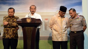 Menteri PPN/Kepala Bappenas Adrinov Chaniago memberikan keterangan pers didampingi Ketua KPK. Jaksa Agung, dan Kapolri, di kantor Presiden, Jakarta, Jumat (19/6) sore