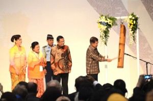 Wapres Jusuf Kalla memukul kentongan tanda pembukaan Gelar Batik Nusantara, di JCC Jakarta, Rabu (24/6)