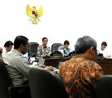 Presiden Jokowi memimpin rapat terbatas soal Raskin, di kantor Kepresidenan, Jakarta, Senin (22/6) sore