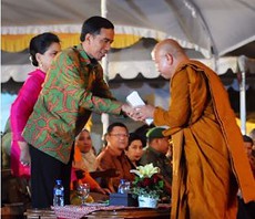 Presiden Jokowi didampingi Ibu Negara Iriana menghadiri menghadiri Perayaan Dharmasanti dalam rangka Peringatan Hari Raya Trisuci Waisak 2559 BE/2015, di Candi Borobudur, Magelang, Jateng, Selasa (2/6) malam.