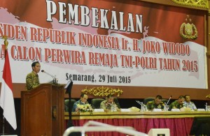 Presiden Jokowi menyampaikan pembekalan kepada para perwira remaja TI-Polri 2015, di Akpol Semarang, Jateng, Rabu (29/7) malam