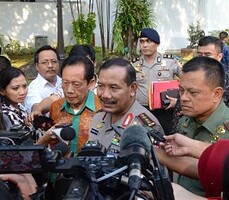 Kapolri Jenderal Badrodin Haiti didampingi Panglima TNI dan Kepala BIN menjawab wartawan di kantor Presiden, Jakarta, Kamis (23/7)