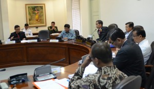 Presiden Jokowi memimpin ratas soal pembetukan daerah otonomi baru, di kantor Presiden, Jakarta, Rabu (8/7) siang