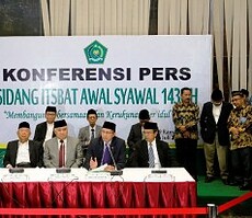 Menteri Agama Lukman Hakim Saifuddin didampingi Ketua MUI Dien Syamsudin menyampaikan hasil sidang itsbat 1 Syawwal 1436 H, di kantor Kementerian Agama, Jakarta, Kamis (16/7) malam