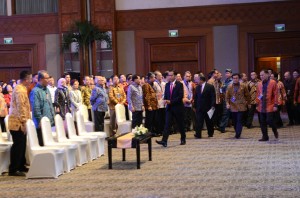 Presiden Jokowi didampingi Darmin Nasution da Agus Martowardojo saat memasuki ruang temu bisnis, di JCC Jakarta, Kamis (9/7)