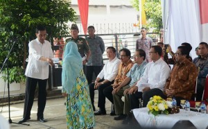 Presiden Jokowi menyerahkan kepada perwakilan warga penerima KKS, KIP, dan KIS, di SMPN4 Pontinakan, Kalbar, Sabtu (22/8) pagi