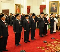 Para menteri dan Sekretaris Kabinet yang baru saat dilantik oleh Presiden Jokowi, di Istana Negara, Jakarta, Rabu (12/8)