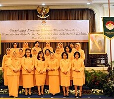 Pengurus DPW Sekretariat Kabinet 2014-2019 yang dikukuhkan oleh Ketua DWP Wien Ritola Tasmaya, di kantor Wakil Presiden, Jakarta, Kamis (6/8) siang