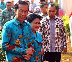 Presiden Jokowi didampingi Ibu Negara Iriana saat menghadiri peringatan Harganas XXII, di Tangerang Selatan, Banten, Sabtu (1/8) pagi