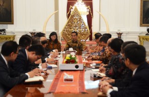 Presiden Jokowi menerima paparan hasil studi kereta api cepat Jakarta-Bandung dari Pemerintah RRT, di Istana Merdeka, Jakarta, Senin (10/8)