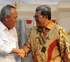 Menteri PUPR Basuki Hadimuljono dan Gubernur Jabar Ahmad Heryawan sebelum menyampaikan keterangan pers terkait penggenangan Waduk Jatigede, di kantor Presiden, Jakarta, Kamis (6/8)
