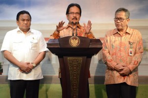 Menko Perekonomian Sofya Djalil didampingi Mendag dan Dirut Perum Bulog dalam konperensi pers, di Istana Negara, Jakarta, Senin (10/8)