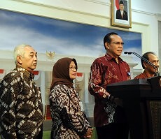 Kepala BKKBN Dr Surya Chandra Surapaty memberikan keterangan pers seusai diterima Presiden Jokowi, di kantor Kepresidenan, Jakarta, Selasa (29/9)