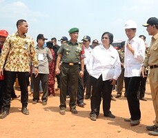 Presiden Jokowi didampingi Panglima TNI dan sejumlah menteri meninjauh titik api, di Desa Guntung Damar, Kecamatan Landasan Ulin, Kota Banjarbaru, Kalsel, Rabu (23/9).