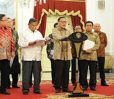 Gubernur BI Agus Martowardojo didampingi Ketua OJK dan sejumlah menteri menyampaikan Paket Kebijakan BI, di Istana Merdeka, Jakarta, Rabu (9/9) petang