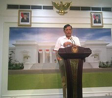 Menko Polhukam Luhut B. Pandjaitan memberikan keterangan pers, di kantor Kepresidenan, Jakarta, Senin (21/9) sore