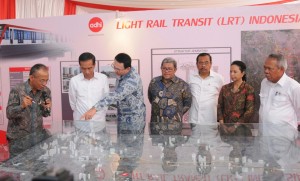 Presiden Jokowi didampingi Gubernur DKI Jakarta dan sejumlah menteri menyaksikan maket pembangunan LRT, saat groundbreaking di Jakarta Timur, Rabu (9/9)