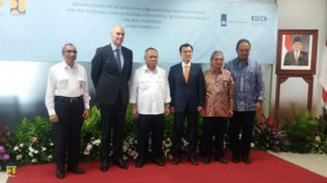 Menteri PUPR Basuki Hadimuljono berfoto bersama pimpinan delegasi Belanda dan Korsel, di Kementerian PUPR, Jakarta, Kamis (3/9)