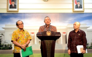 Dirut PT Semen Gresik Suparni didampingi Ketua ASI Widodo Santosa dan Kepala Staf Presiden Teten Masduki menyampaikan keterangan pers, di Istana Merdeka, Jakarta, Senin (28/9)
