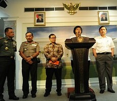 Menteri LHK Siti Nurbaya didampingi Menko Polhukam, Seskab, Kapolri, Panglima TNI, dan Kepala BNPB menyampaikan keterangan pers terkait hasil rapat terbatas penanggulangan bencana kabut asap, di kantor Presiden, Jakarta, Selasa (20/10) malam