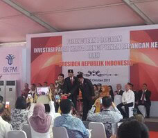 Presiden Jokowi didampingi Kepala BKPM dan Gubernur Banten meluncurkan 16 investasi padat karya, di Balaraja, Tangerang, Banten, Senin (5/10) siang