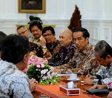 Presiden Jokowi didampingi Kepala Staf Presiden Teten Masduki menerima pengurus INAPLAS dan GIAPTI, di Istana Merdeka, Jakarta, Senin (12/10) siang