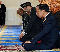 Presiden Jokowi menyempatkan diri salat di Masjid IMAAM (Indonesian Muslim Association in America) Center di 9100 Georgia Avenue, Silver Spring, Maryland, Amerika Serikat (AS), Sekasa (27/10).