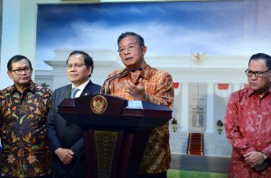 Menko Perekonomian Darmin Nasution memberikan penjelasan tentang Paket Kebijakan V, di kantor Presiden, Jakarta, Kamis (22/10) malam