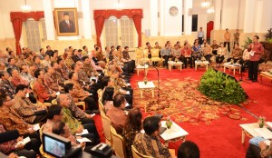 Presiden Jokowi memberikan arahan dalam pertemuan dengan direktur utama seluruh BUMN, di Istana Negara, Jakarta, Rabu (21/10) malam