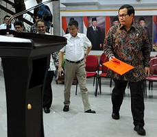 Seskab Pramono Anung saat akan menyampaikan pengumuman Keputusan Presiden tentang Hari Santri Nasional, di kantor Presiden, Jakarta, Kamis (15/10)