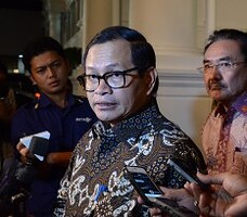 Seskab Pramono Anung didampingi Waseskab Bistok Simbolon menjawab wartawan, di Istana Negara, Jakarta, Rabu (21/10)