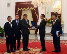 Presiden Jokowi menerima delegasi FIFA dan AFC, di Istana Merdeka, Jakarta, Senin (2/11) siang