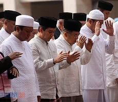 Wapres Jusuf Kalla, Menag Lukman Hakim Saifuddin, dan ribuan umat Islam mengikuti shalat Istisqa, di halaman Masjid Istiqlal, Jakarta, Minggu (1/11) pagi