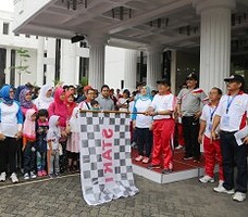 Mensesneg Pratikno melepas peserta jalan santai peringatan HUT ke-44 Korpri, di halaman Gedung II Kemensetneg, Jakarta, Minggu (29/11) pagi