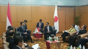 Presiden Jokowi didampingi sejumlah menteri bertemu dengan PM Jepang Shinzo Abe, di sela-sela KTT ASEAN, di Kuala Lumpur, Malaysia, Minggu (22/11). Foto: Cahyo/Setpress