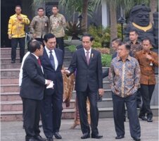Presiden Jokowi berbincang dengan Wapres Jusuf Kalla, Menko Polhukam Luhut B. Pandjaitan, dan Seskab Pramono Anung, sesaat sebelum bertolak ke Paris dari Bandara Halim Peranakusuma, Jakarta, Minggu (29/11)