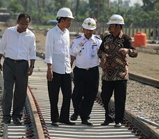 Presiden Jokowi didampingi Gubernur Sulsel Syahrul Yasin Limpo meninjau pembangunan jalur kereta Trans Makassar, di Kab. Barru, Sulsel, Rabu (25/11)
