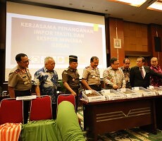 Menkeu Bambang Brodjonegoro didampingi Kapolri dan Dirjen Bea dan Cukai menunjukkan barang bukti impor ilegal tekstil dan ekspor ilegal minerba, di Jakarta, Senin (9/11)